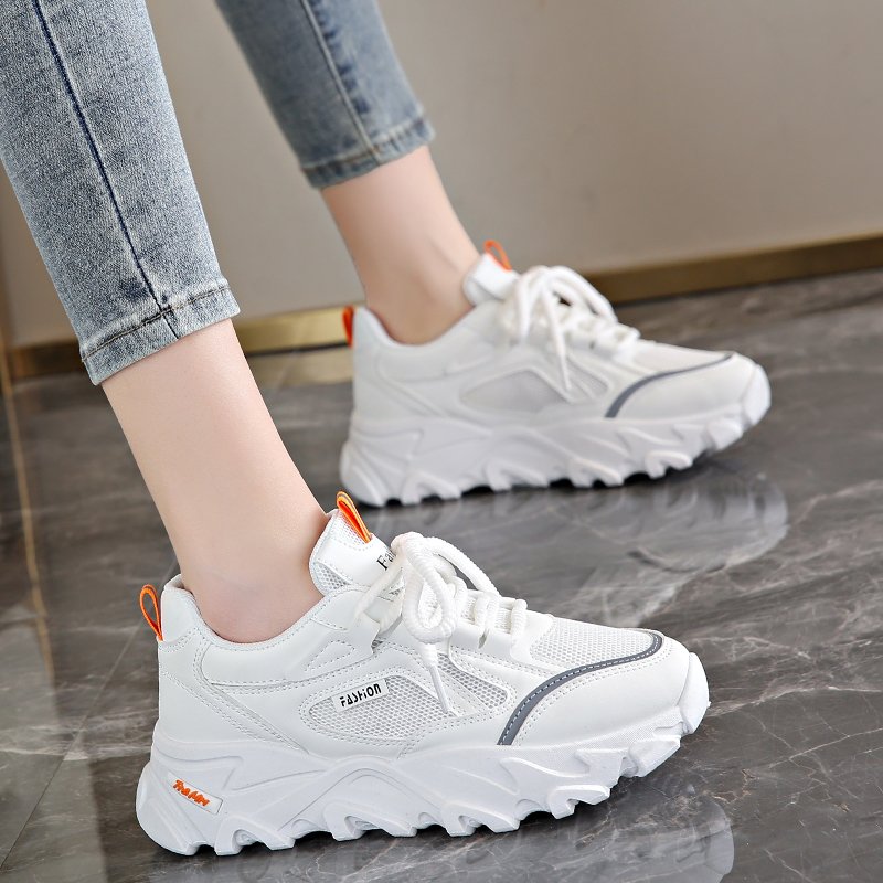 A new 2024 spring-covered old man's shoe-sitting student running shoes