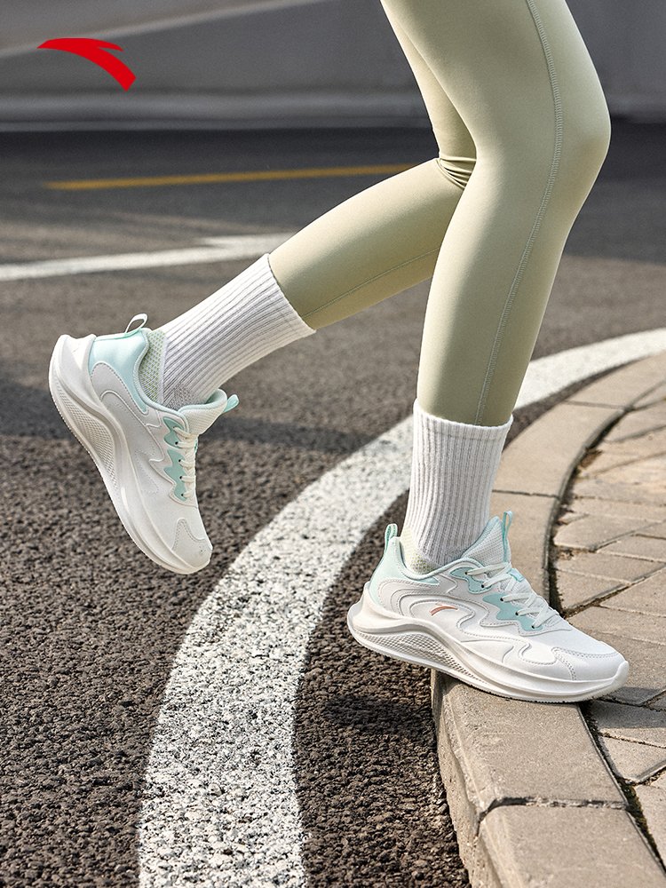 A light, slow, jogging shoes