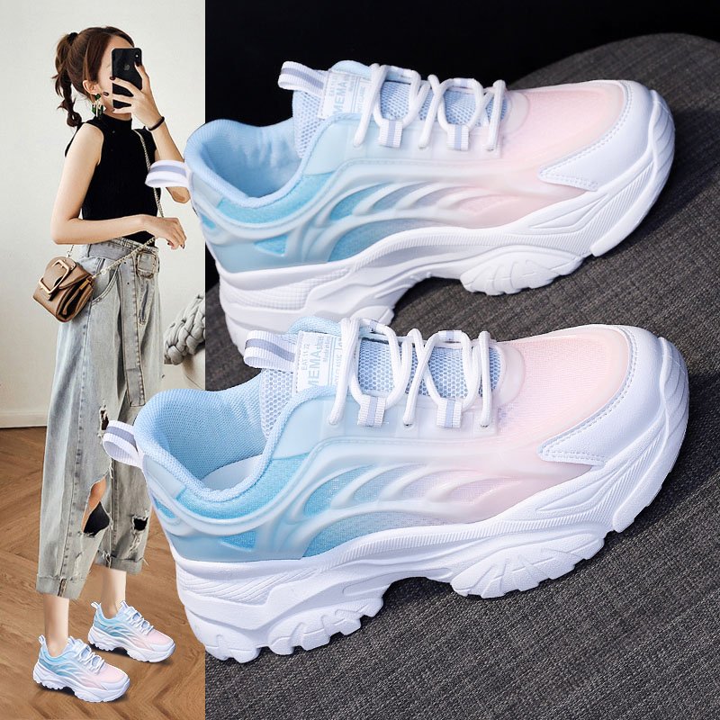 Li Ning Hinung's father, the girl with the shoes of the early autumn junior high school student military training, the little white shoes of the spring and autumn