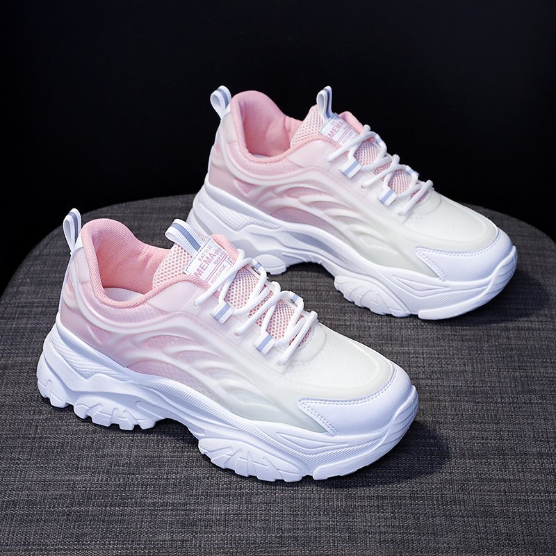 Li Ning Hinung's father, the girl with the shoes of the early autumn junior high school student military training, the little white shoes of the spring and autumn