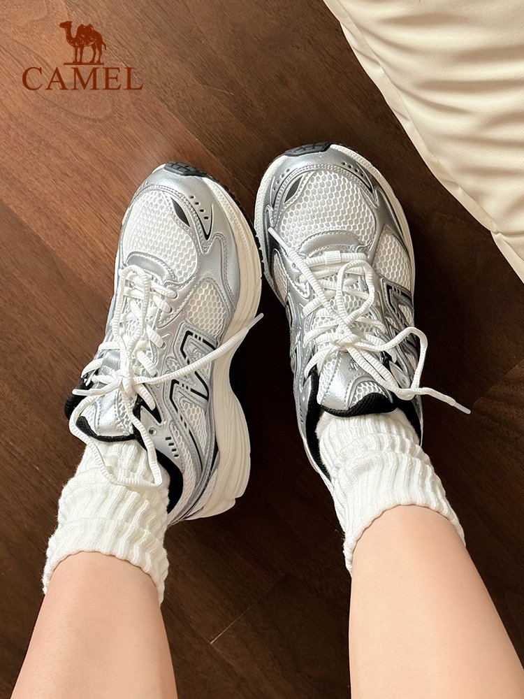 Camel chases the new jogging shoe net, the soft bottom of the sneakers, the silver gray retrospect, men and women