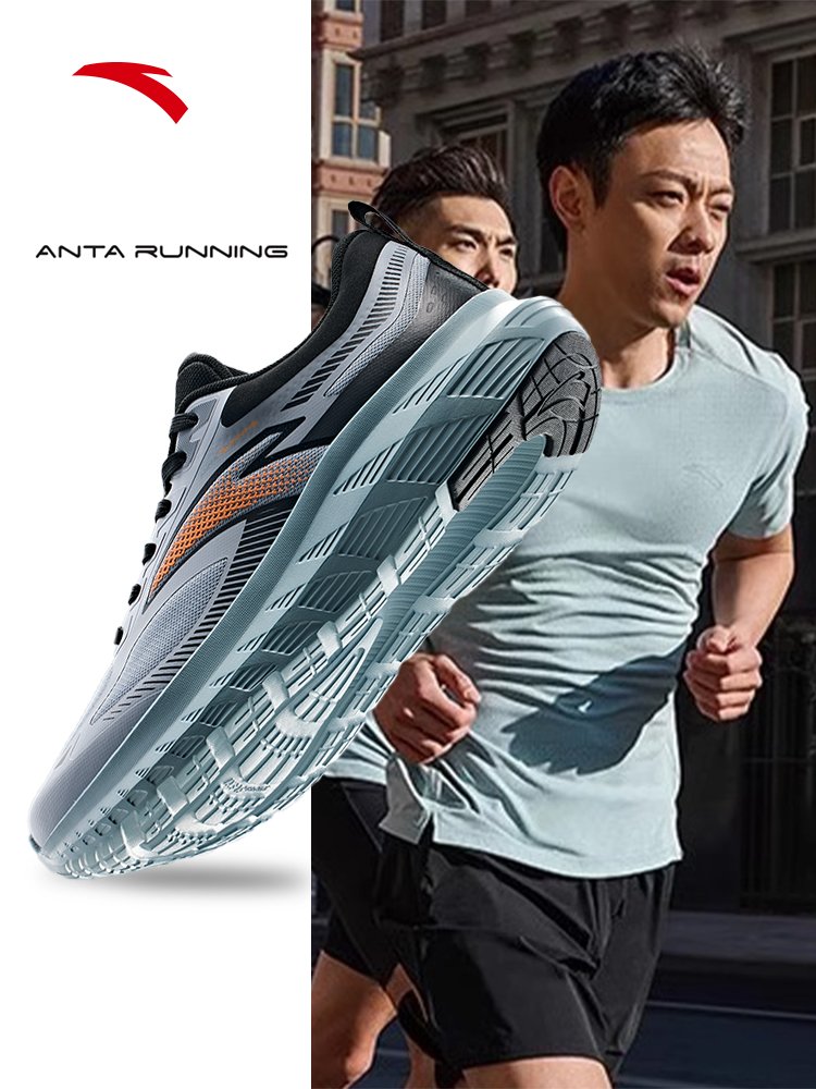 The man with the light-shoe running shoes, the man with the soft-soft sneakers in the fall of 2024