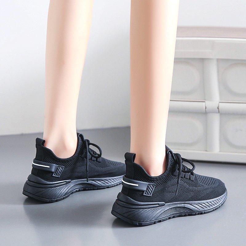 A new 2024 in a girl's shoes, light black sneakers, tremors and cosmopolitan