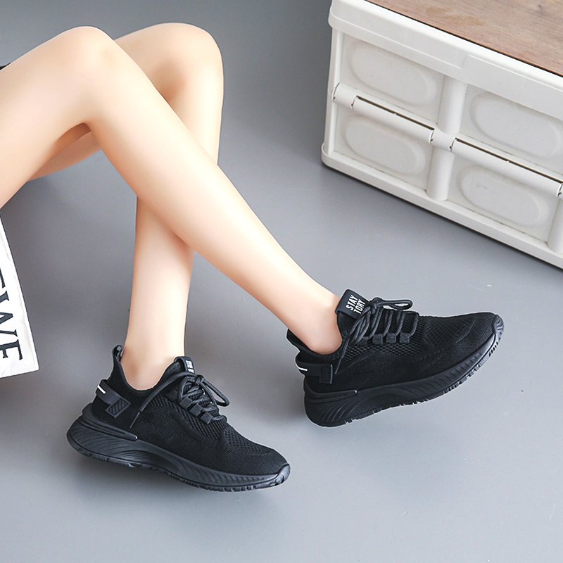 A new 2024 in a girl's shoes, light black sneakers, tremors and cosmopolitan