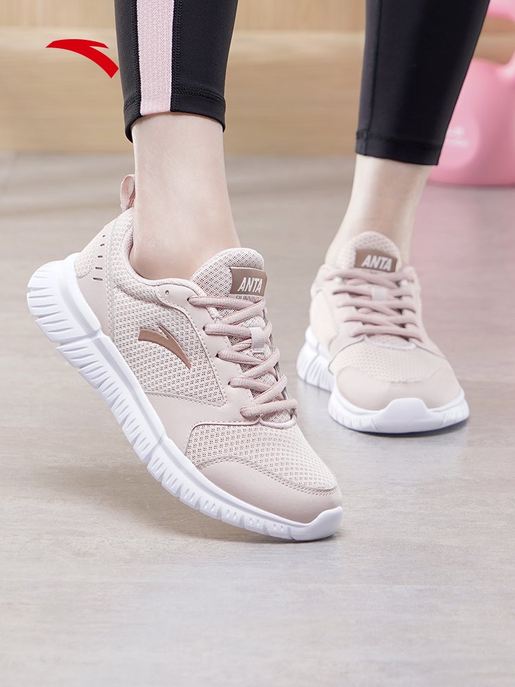 Mother can't get tired of running her shoes under the soft side of the air