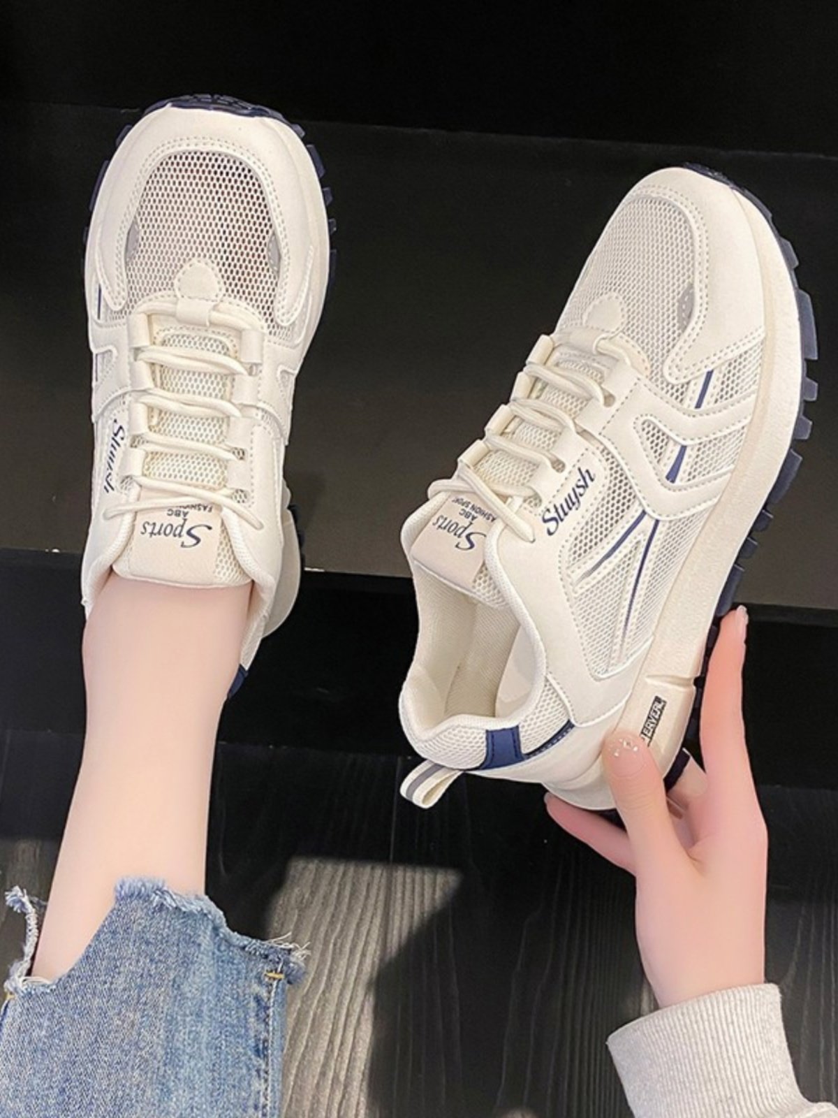 ♪ Little-footed, little-shoe-shoe girl ♪
