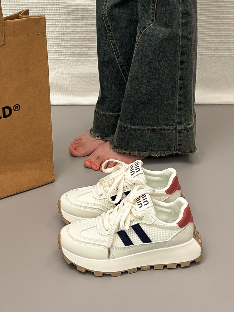 In the early morning and autumn of 2024, the new schoolgirl's military schoolgirl's shoes were all the same