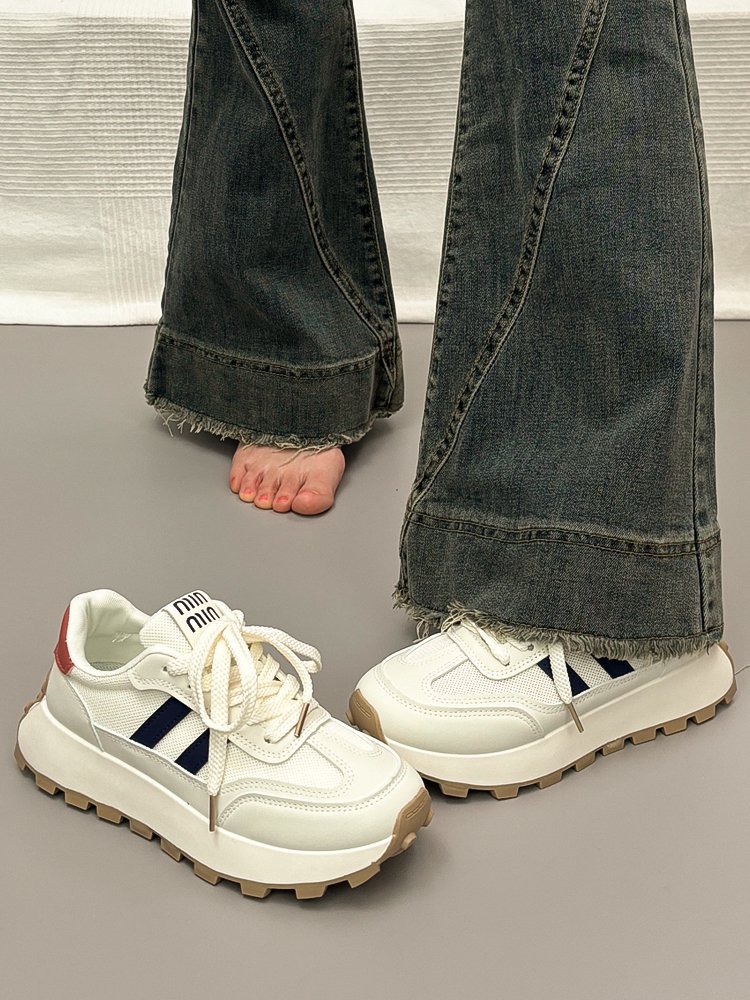 In the early morning and autumn of 2024, the new schoolgirl's military schoolgirl's shoes were all the same