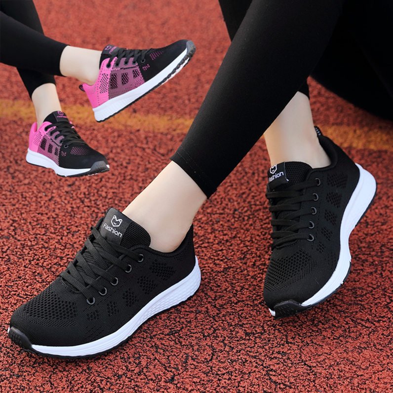In the middle school, boys and girls with shoes and shoes are trained to jump in long-distance shoes
