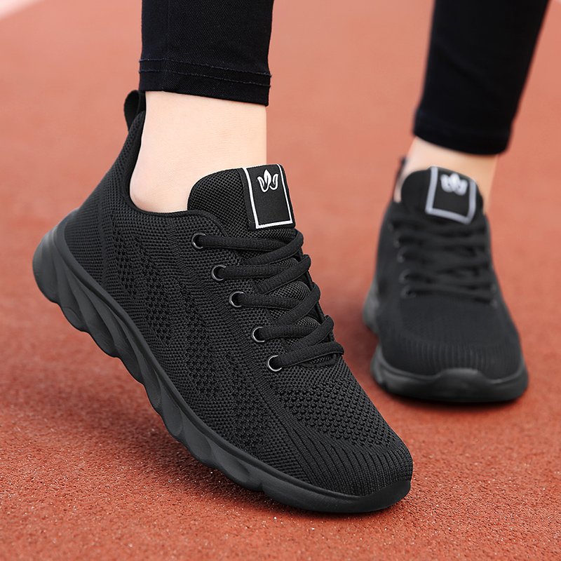 In the middle school, boys and girls with shoes and shoes are trained to jump in long-distance shoes