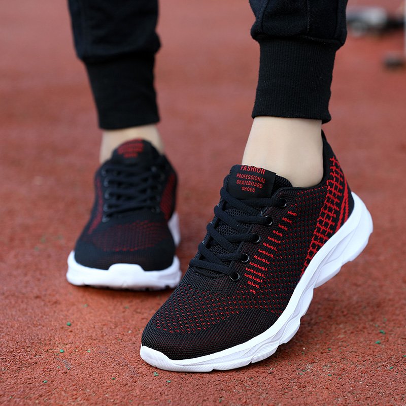 In the middle school, boys and girls with shoes and shoes are trained to jump in long-distance shoes