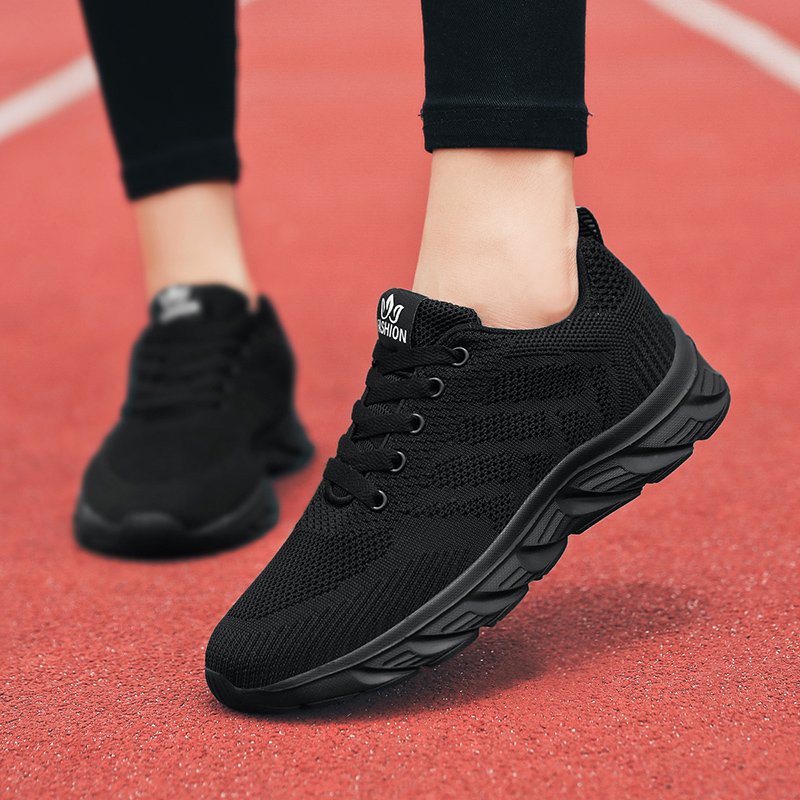 In the middle school, boys and girls with shoes and shoes are trained to jump in long-distance shoes