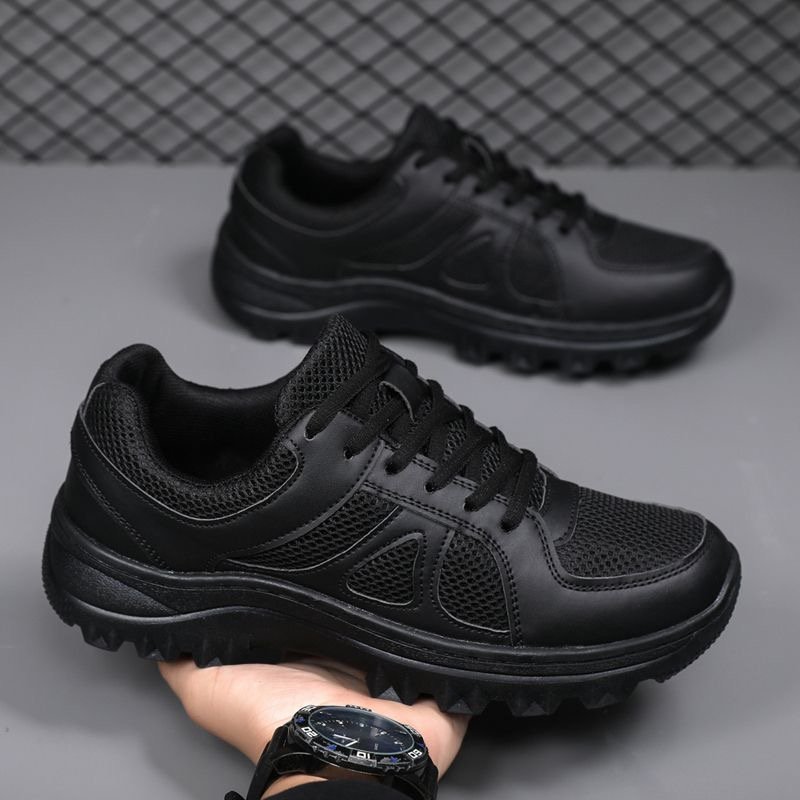 The black man with shoes trained in shoe-to-fire rubber-shoes for air-to-air autumn fun, and skating and grinding