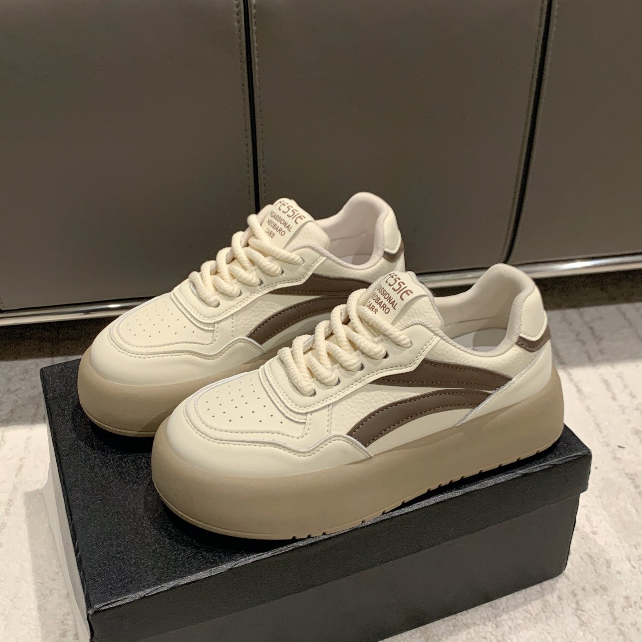 the white-shoe-shoe girl with a colored, thick-skinned, white-shoe-shoe-shoe-shoe-shoe 2024 spring