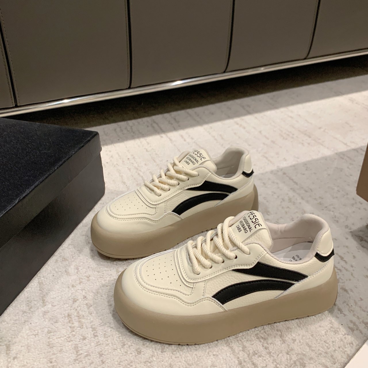 the white-shoe-shoe girl with a colored, thick-skinned, white-shoe-shoe-shoe-shoe-shoe 2024 spring