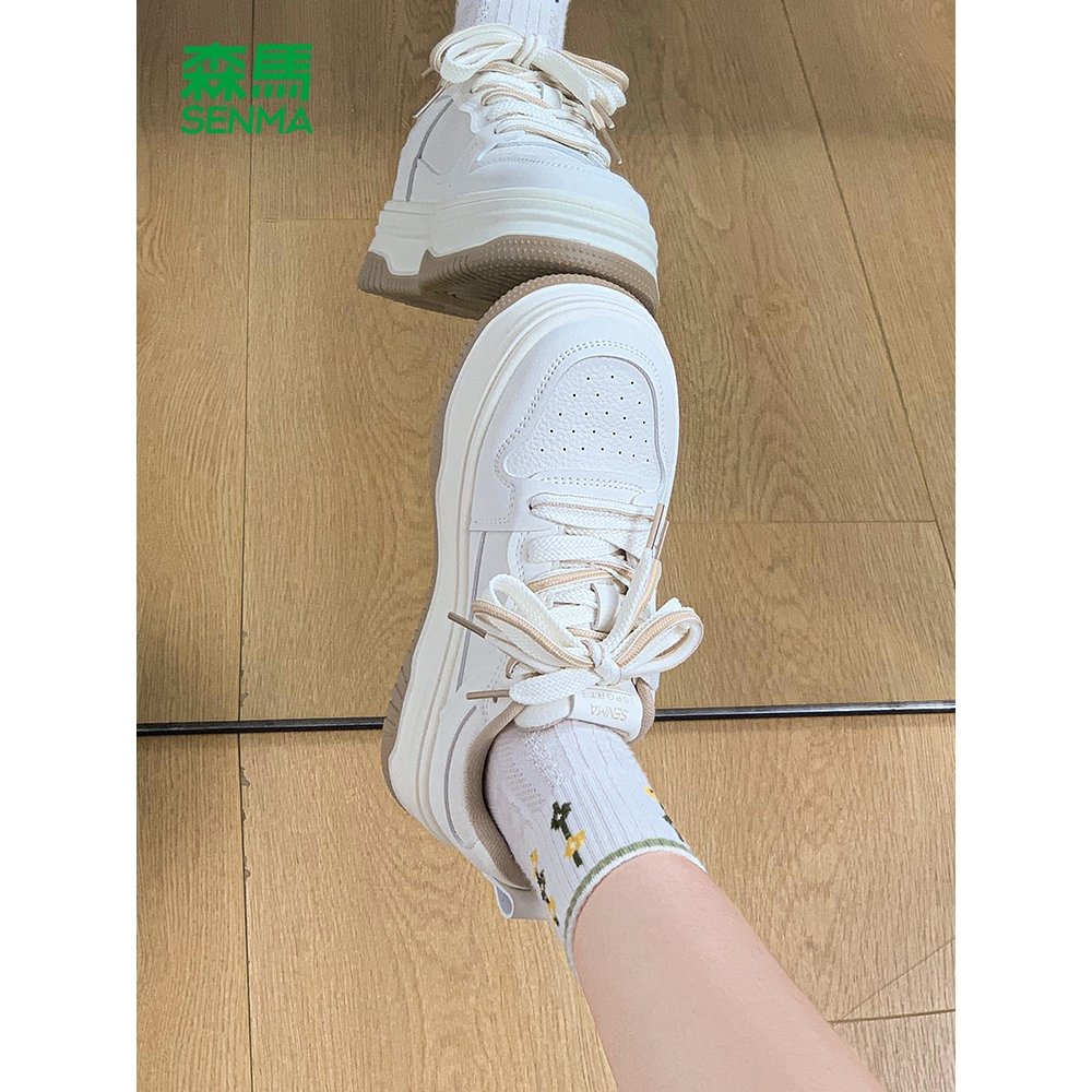 The little white-shoe-shoe-shoe-shoe-shoe-shoe girl