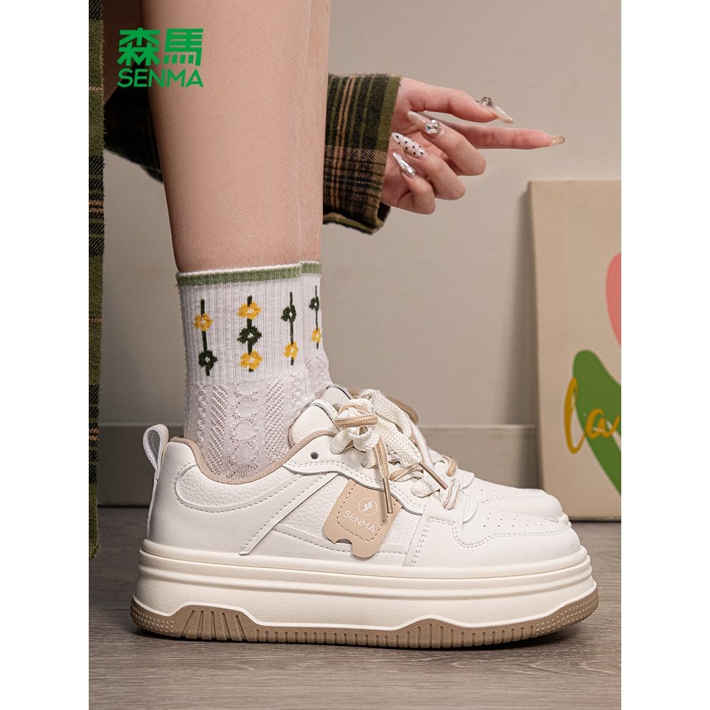 The little white-shoe-shoe-shoe-shoe-shoe-shoe girl