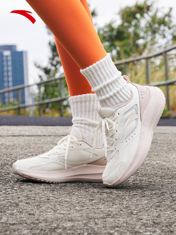 Flying dreams, gibberish, air-drives on the net of women's shoes