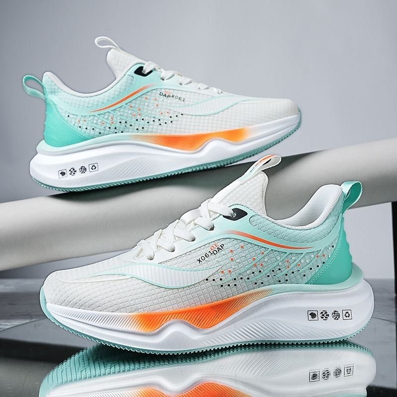 The new 2024 in the spring and autumn of a man's shoe light-soft-depressed tremors, light-disturbing and air-smoking shoes