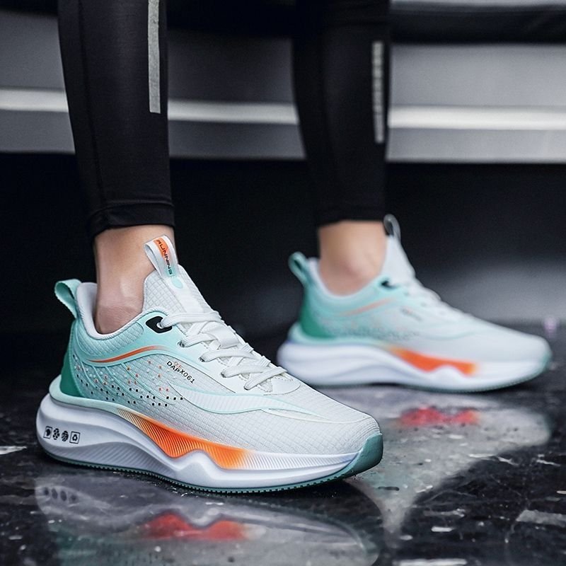 The new 2024 in the spring and autumn of a man's shoe light-soft-depressed tremors, light-disturbing and air-smoking shoes