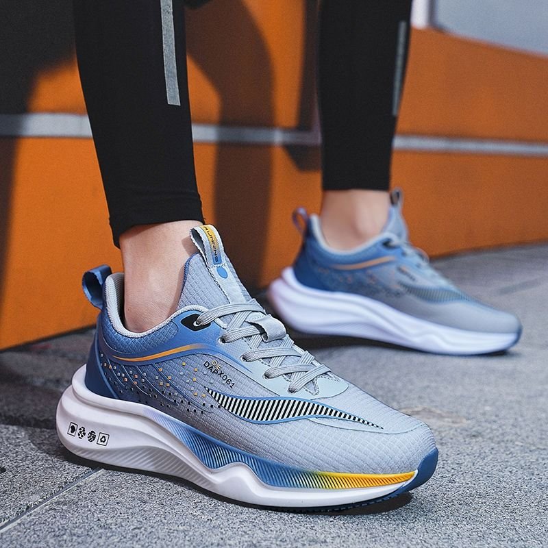The new 2024 in the spring and autumn of a man's shoe light-soft-depressed tremors, light-disturbing and air-smoking shoes