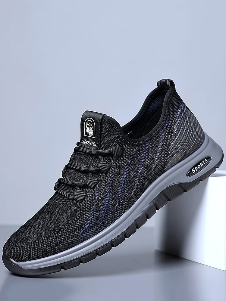 Men's shoes for the summer, men's shoes for the stench, men's shoes for the air and leisure, old dad's shoes in the soft floor