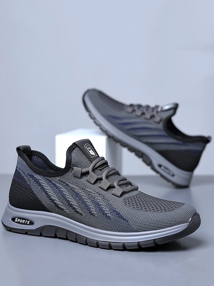 Men's shoes for the summer, men's shoes for the stench, men's shoes for the air and leisure, old dad's shoes in the soft floor