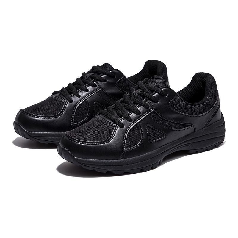 New men training black shoes for the summer, and an outdoor sports run-off