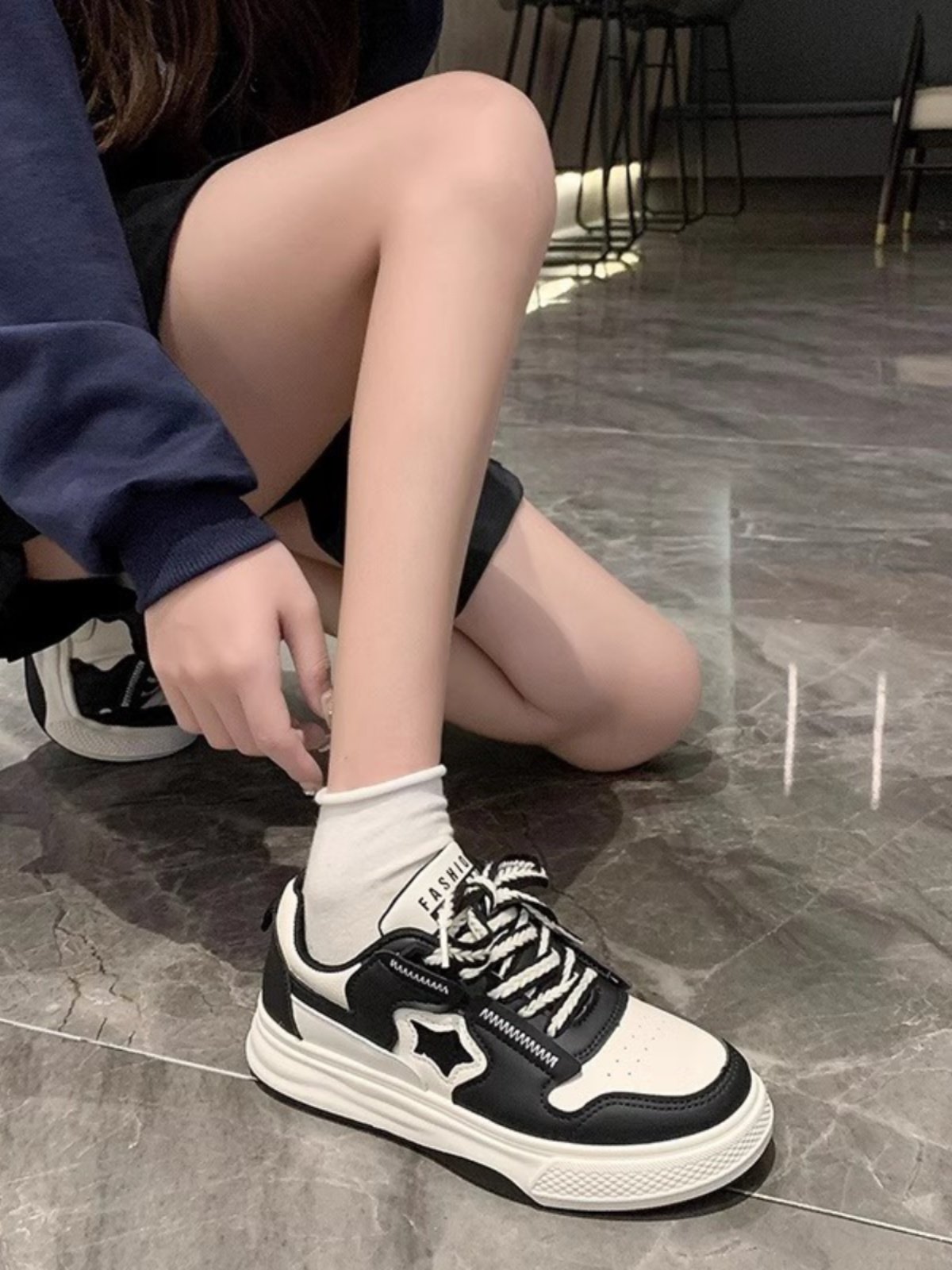 A new black-and-white-panda-shoe girl in autumn winter, 2024