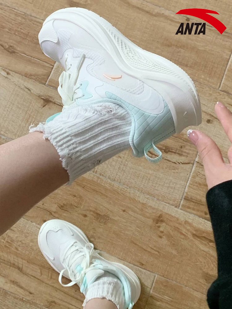 ♪ A woman's shoes ♪