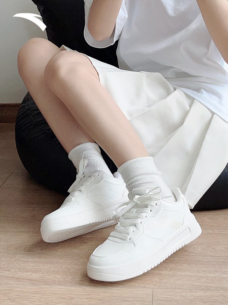 A new girl in the fall with a big bottom and a hundred pairs of sneakers