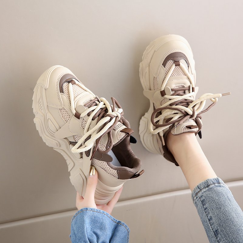 stepping on old man's shoes in the summer's new 2024s to raise the bottom of the lins