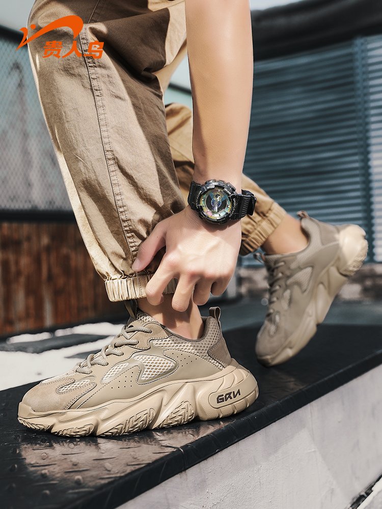 The new man's shoes in the fall raise his father's shoes to his breath and retrospect men's leisure shoes