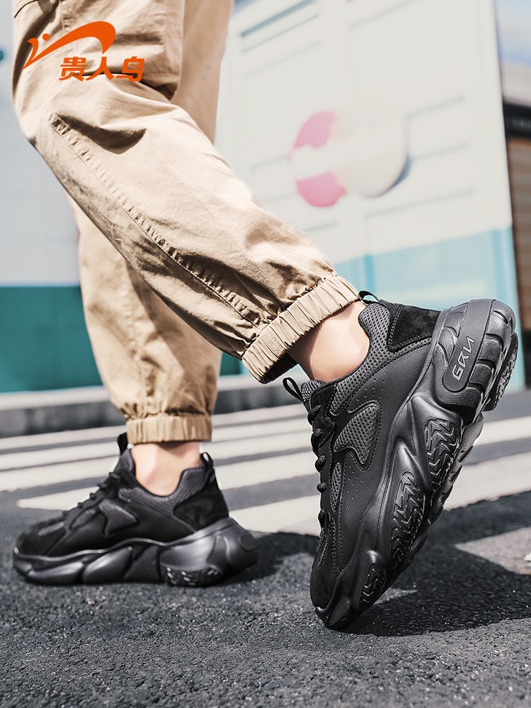 The new man's shoes in the fall raise his father's shoes to his breath and retrospect men's leisure shoes