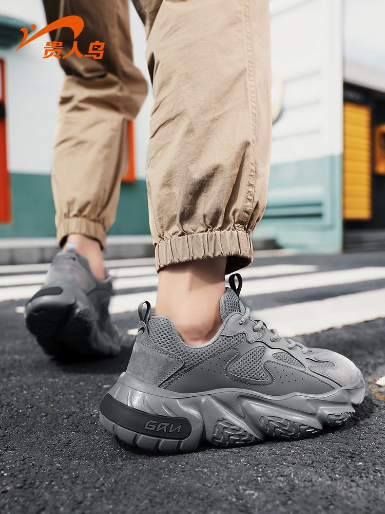 The new man's shoes in the fall raise his father's shoes to his breath and retrospect men's leisure shoes