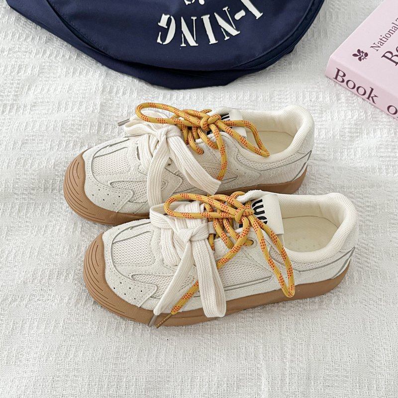 A new 2024 for a young, old, thick-skinned sneaker girl in a summer tweezer