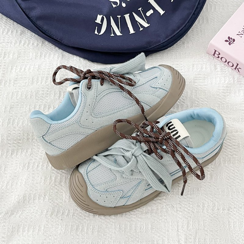 A new 2024 for a young, old, thick-skinned sneaker girl in a summer tweezer