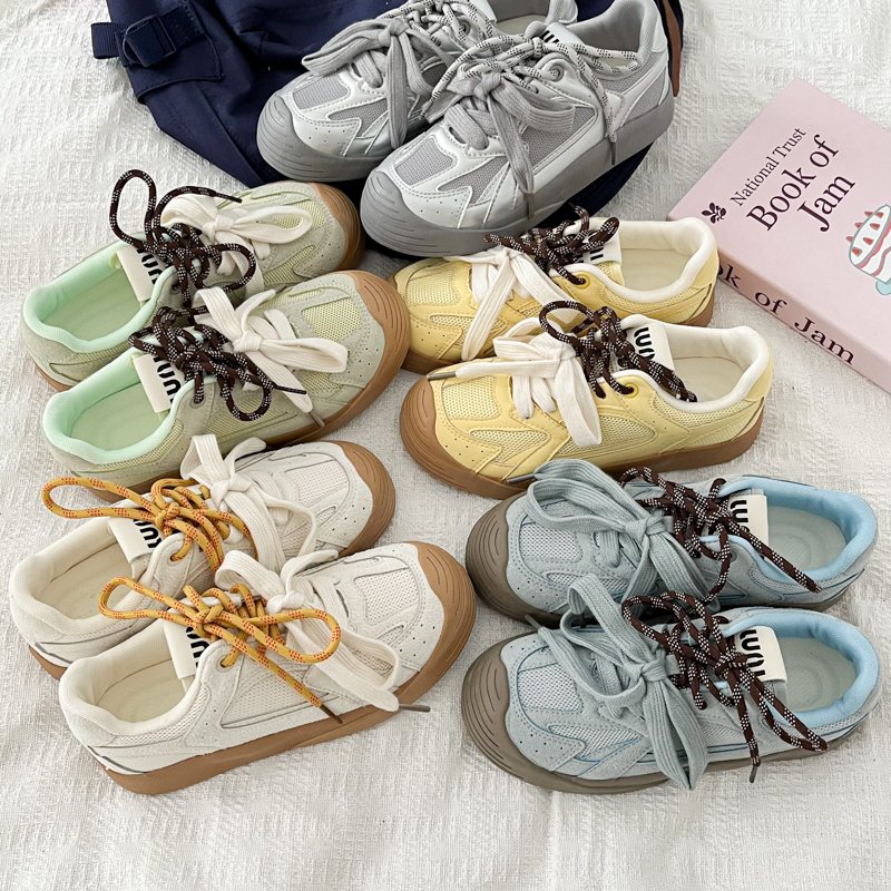 A new 2024 for a young, old, thick-skinned sneaker girl in a summer tweezer