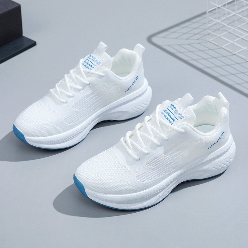 Yelcomb's new white shoes are so cozy and easy to run