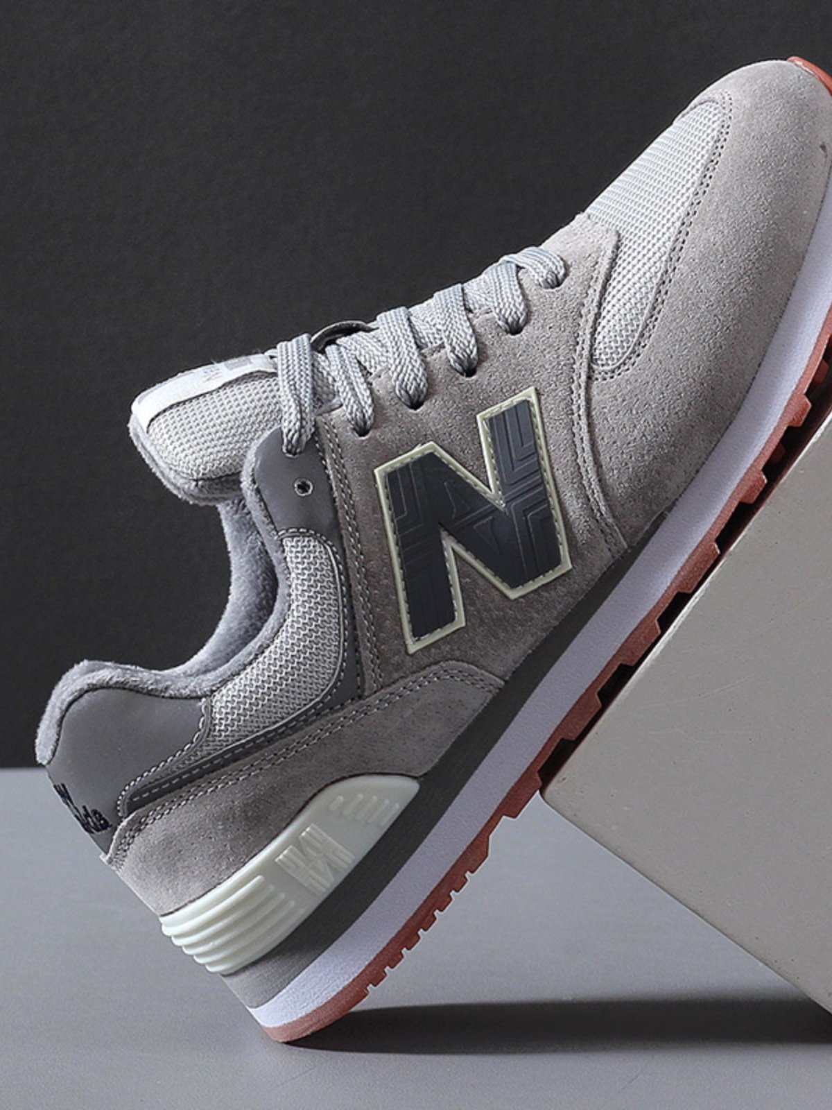 A new 2024 net jogging shoes for men's shoes