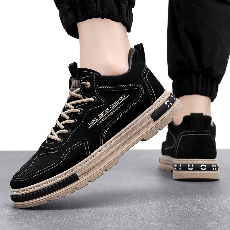 A new 2024 in a man's shoe, waterproof kitchen, working in a skating, black leisure shoes