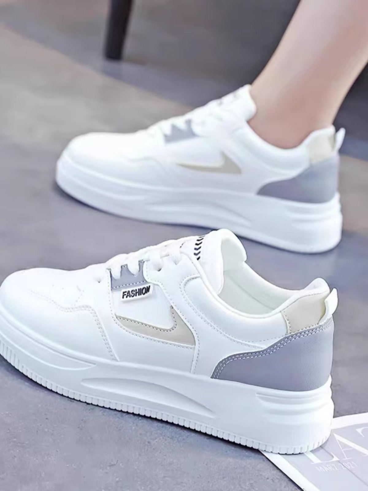 The black-and-white-skinned little white-shoe girl with the break-down code