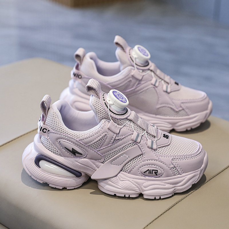 Li Ning Hin Yun junior high school students don't wear shoelaces and sneakers
