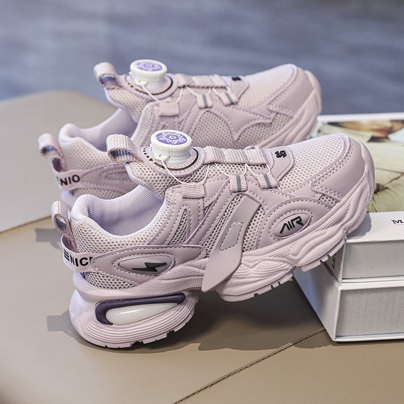 Li Ning Hin Yun junior high school students don't wear shoelaces and sneakers