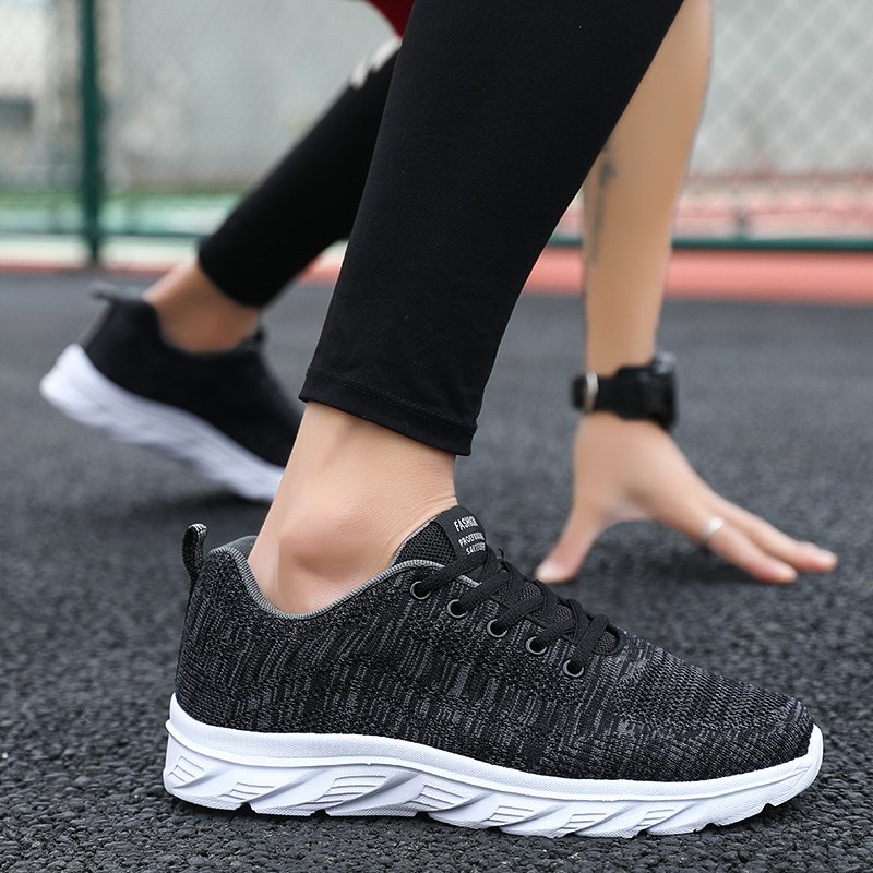 Back in the summer, new black-shoe-breathed sports shoes