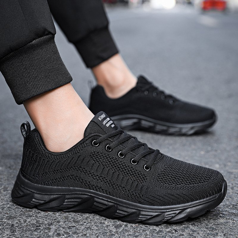 Back in the summer, new black-shoe-breathed sports shoes
