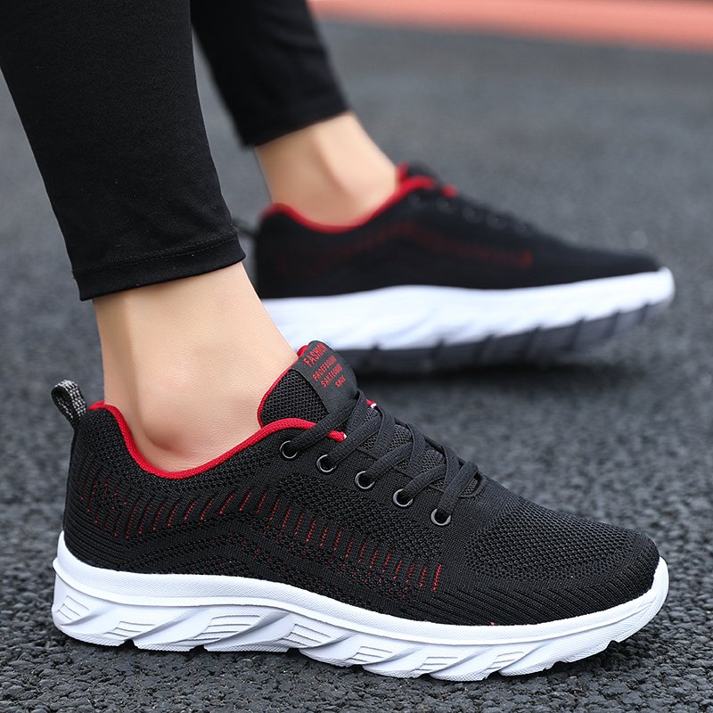 A new 2024 net-covered, black-shoe-shoe-skinned man-shoe-skinned summer run-shoe-shoe-sitting