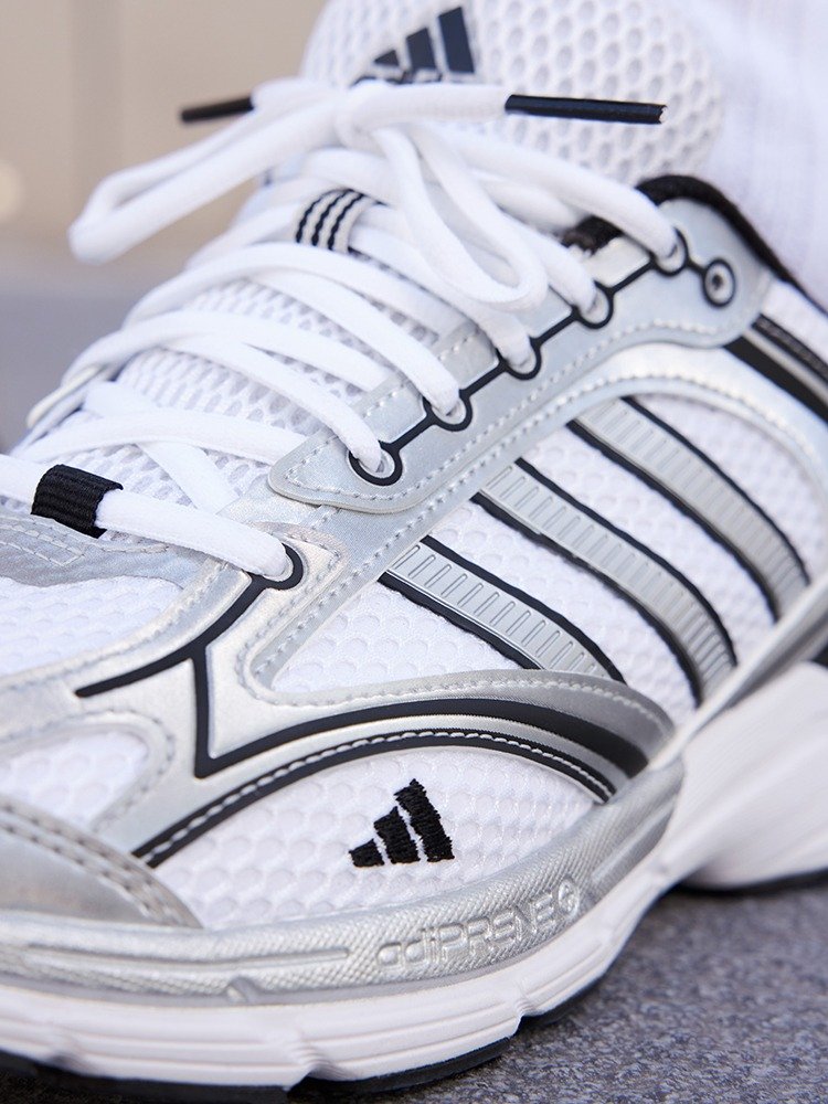 SPIIRITAIN 2.0 Web-based old man and woman didas Adidas light movement