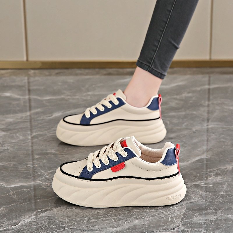 Girl's shoes are leather-skin shoes