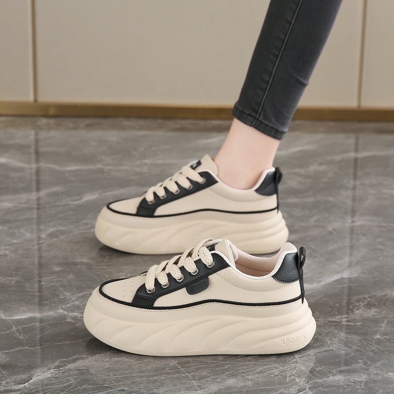 Girl's shoes are leather-skin shoes